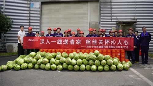 清涼潤匠心關懷抵熱浪|中偉股份生產(chǎn)一線開展“送清涼”員工關懷系列活動